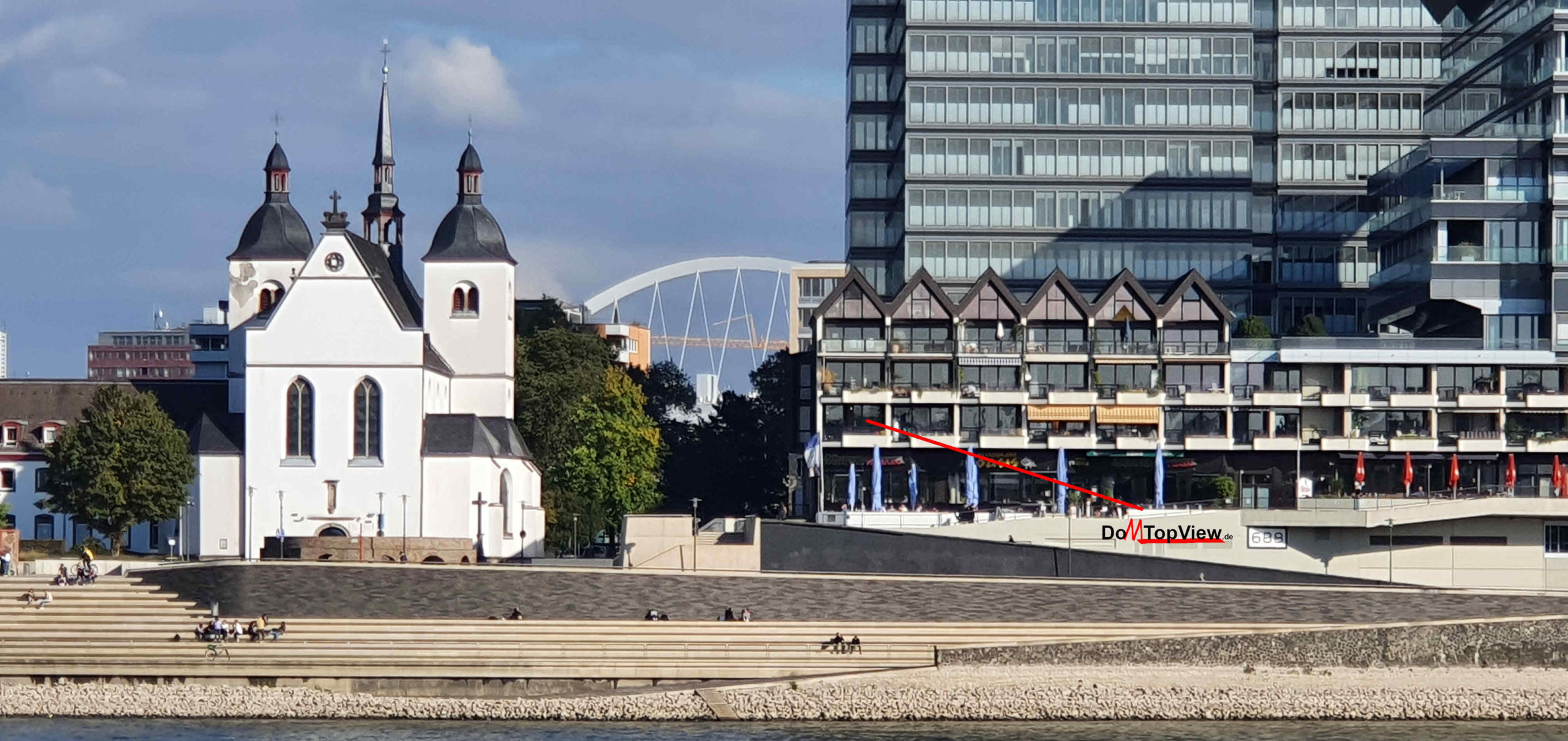 Panoramablick auf den Kölner Dom vom Kennedy-Ufer in Deutz